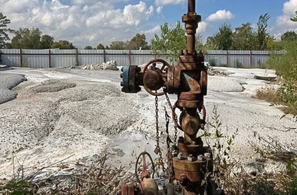 Picture 1 of the orphaned oil and gas well in Houston